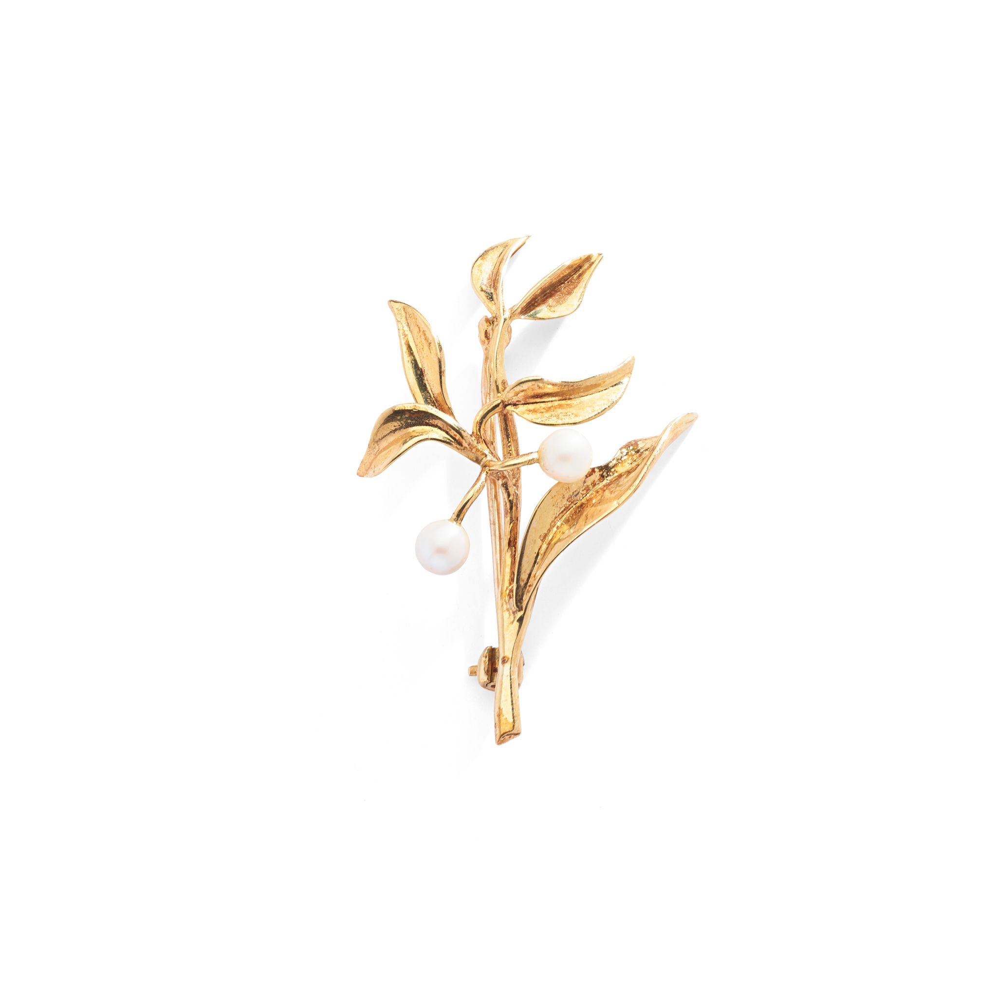 CAIRNCROSS OF PERTH: A 9CT GOLD SCOTTISH FRESHWATER PEARL 'SLOE BERRY' BROOCH