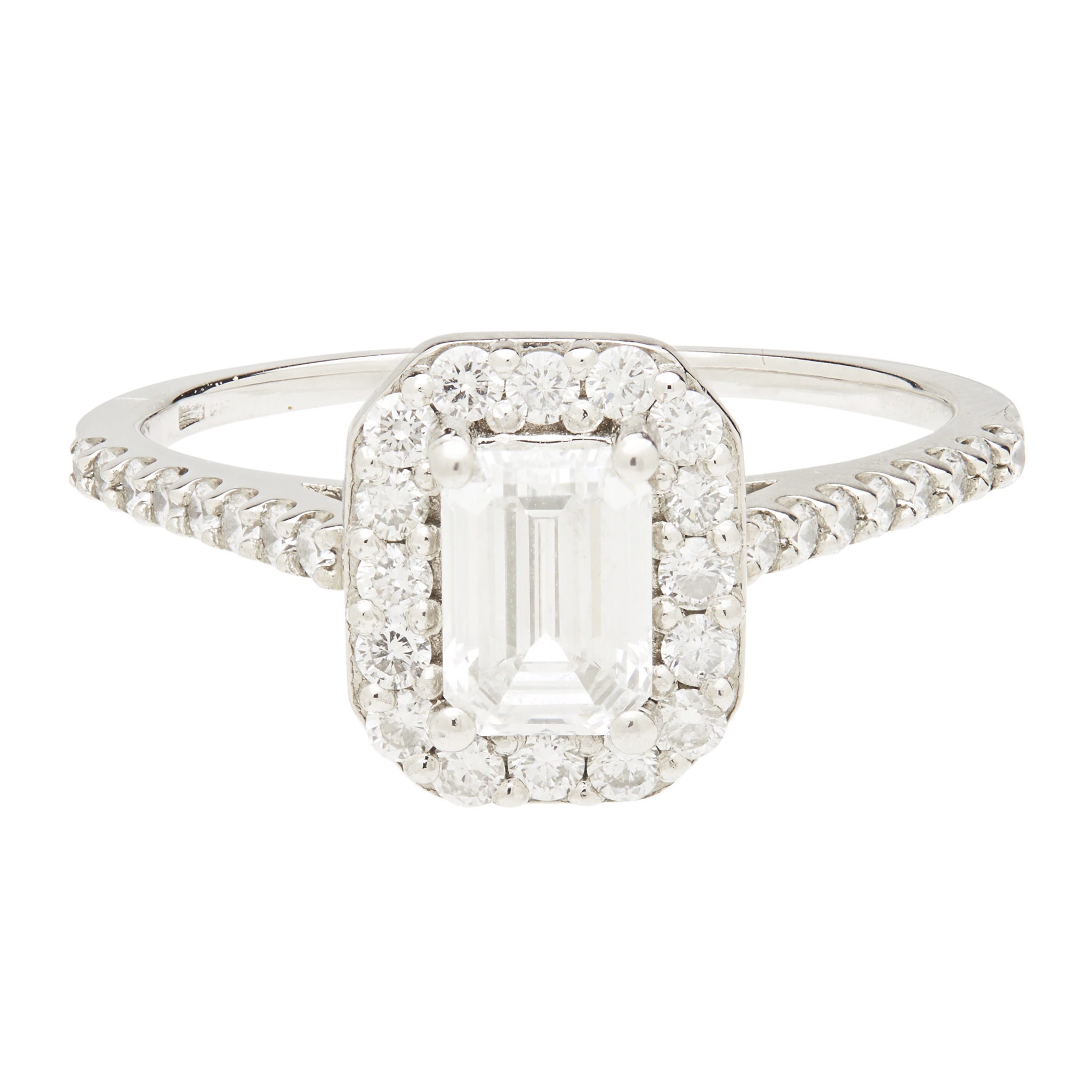 A diamond cluster ring