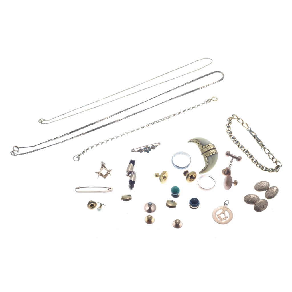 A collection of jewellery