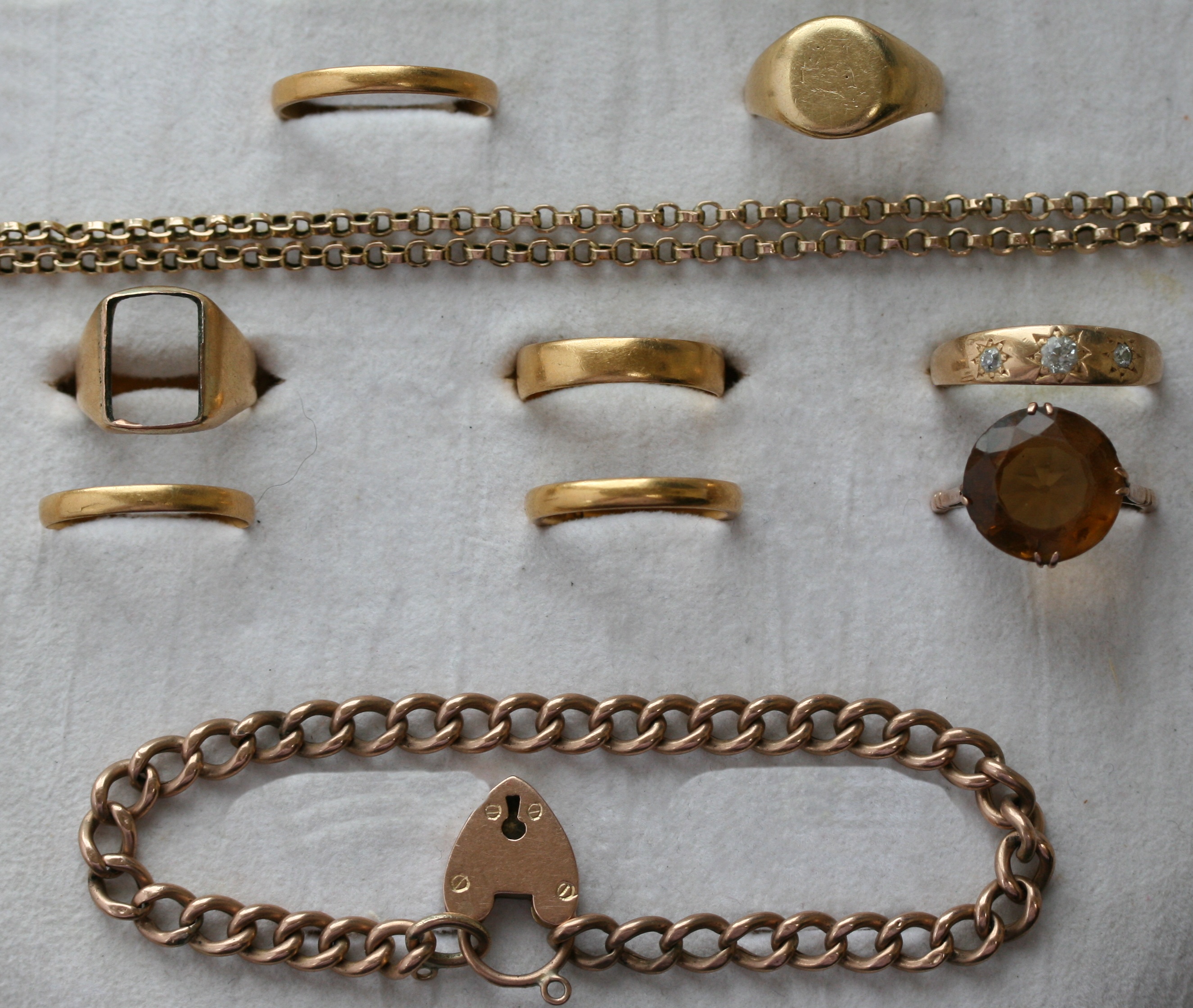 A collection of gold jewellery to include