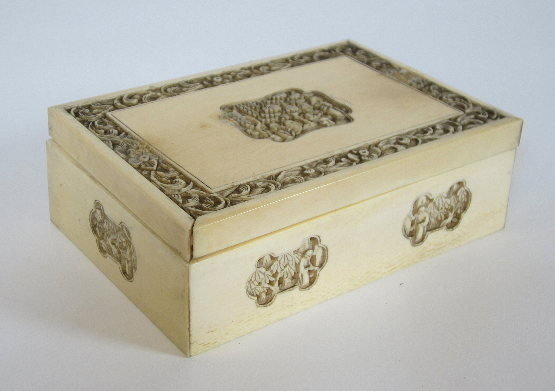 CHINESE CARVED IVORY LIDDED BOX