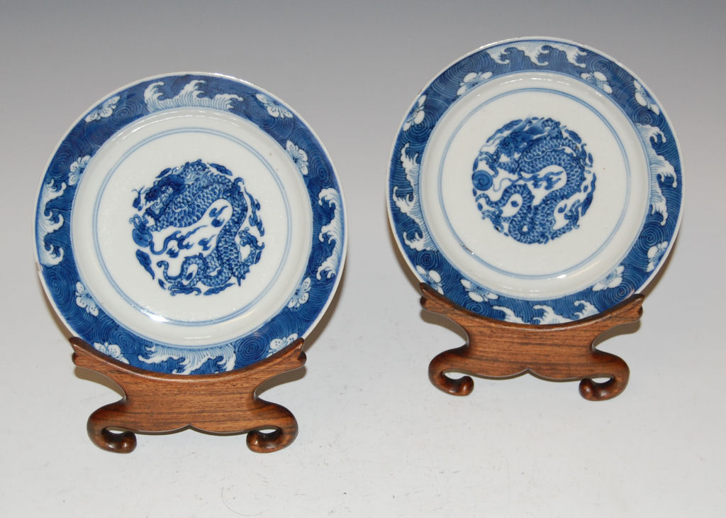 An 18th century Chinese blue painted teapot and cover