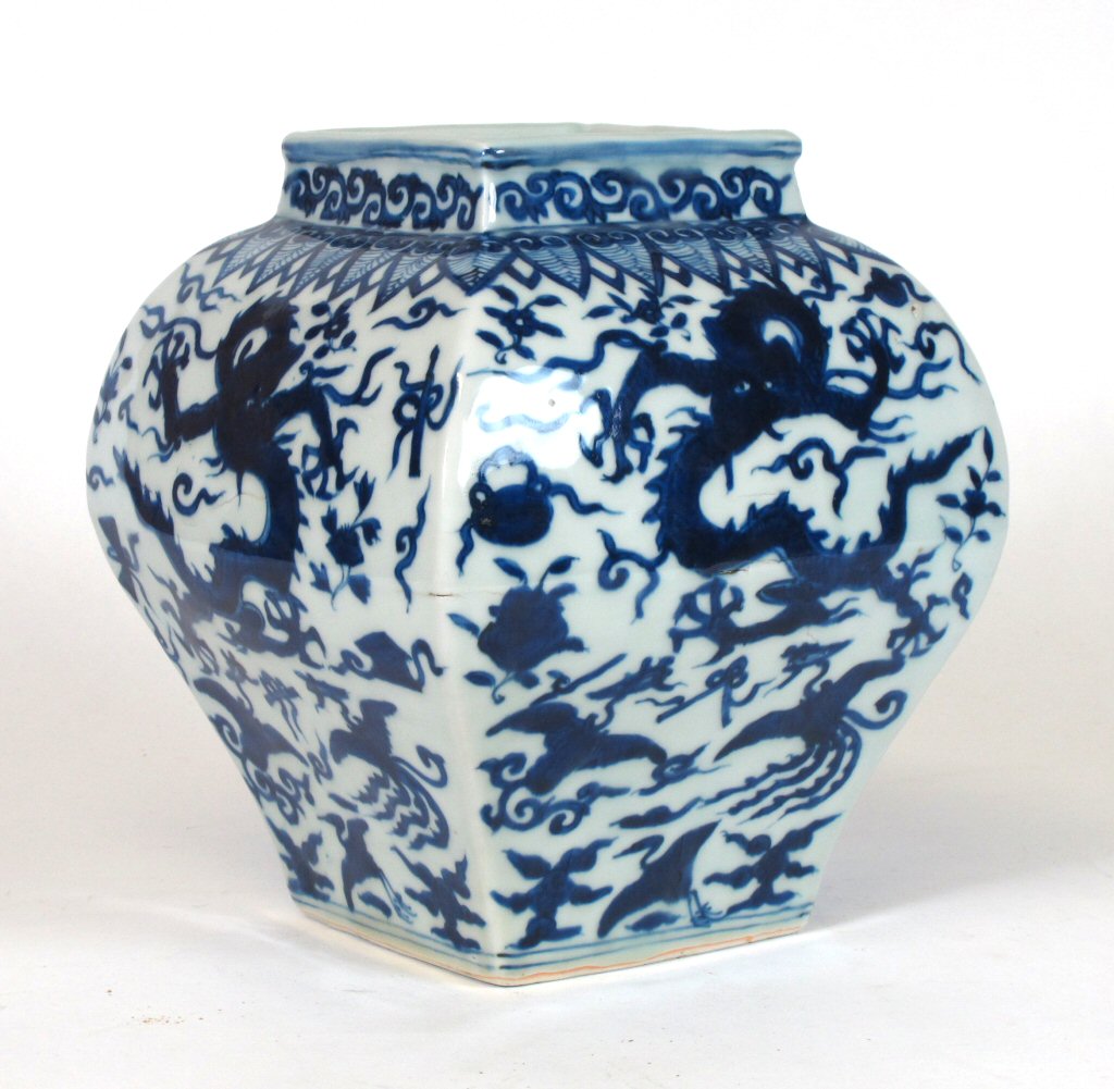 CHINESE BLUE AND WHITE VASE