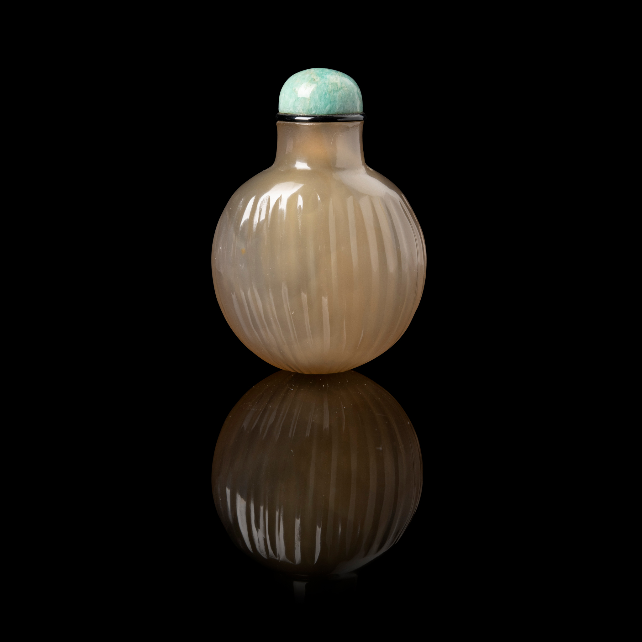 CHINESE AGATE RIBBED SNUFF BOTTLE