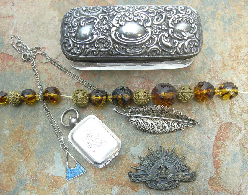 A collection of jewellery and costume jewellery,