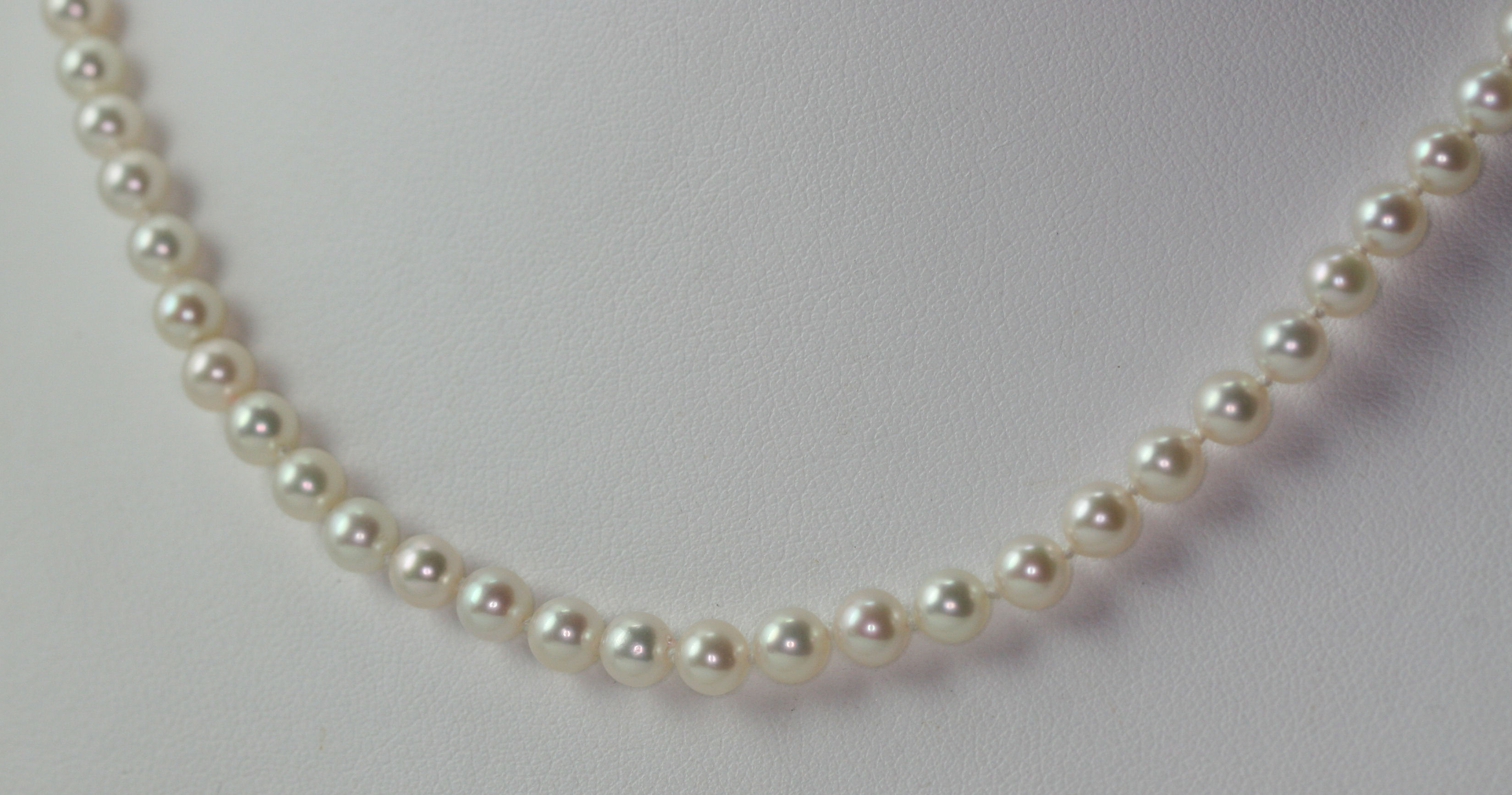 A cultured pearl necklace