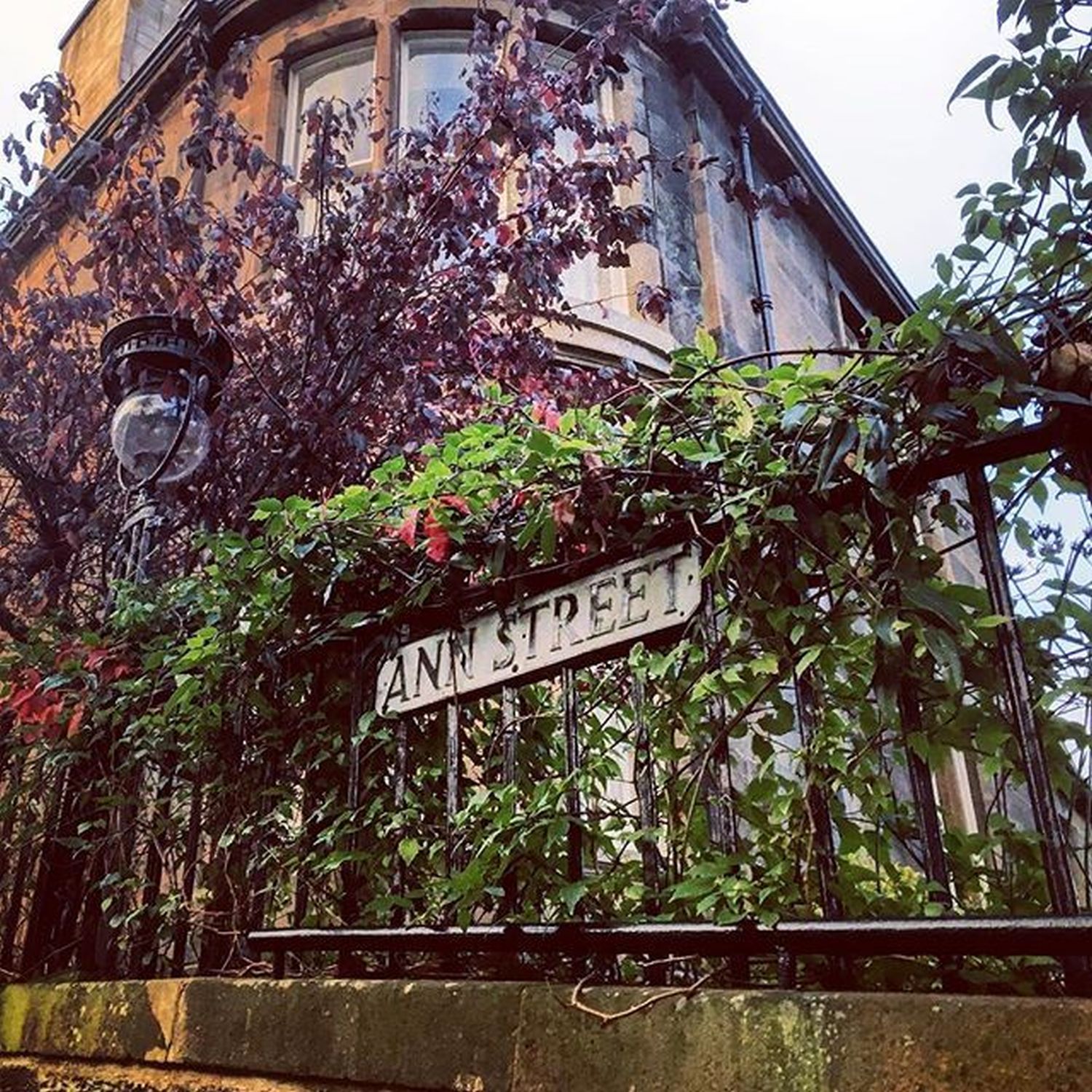 CHAMPAGNE AFTERNOON TEA FOR FOUR AT A HOME IN EDINBURGH’S MOST FAMOUS STREET