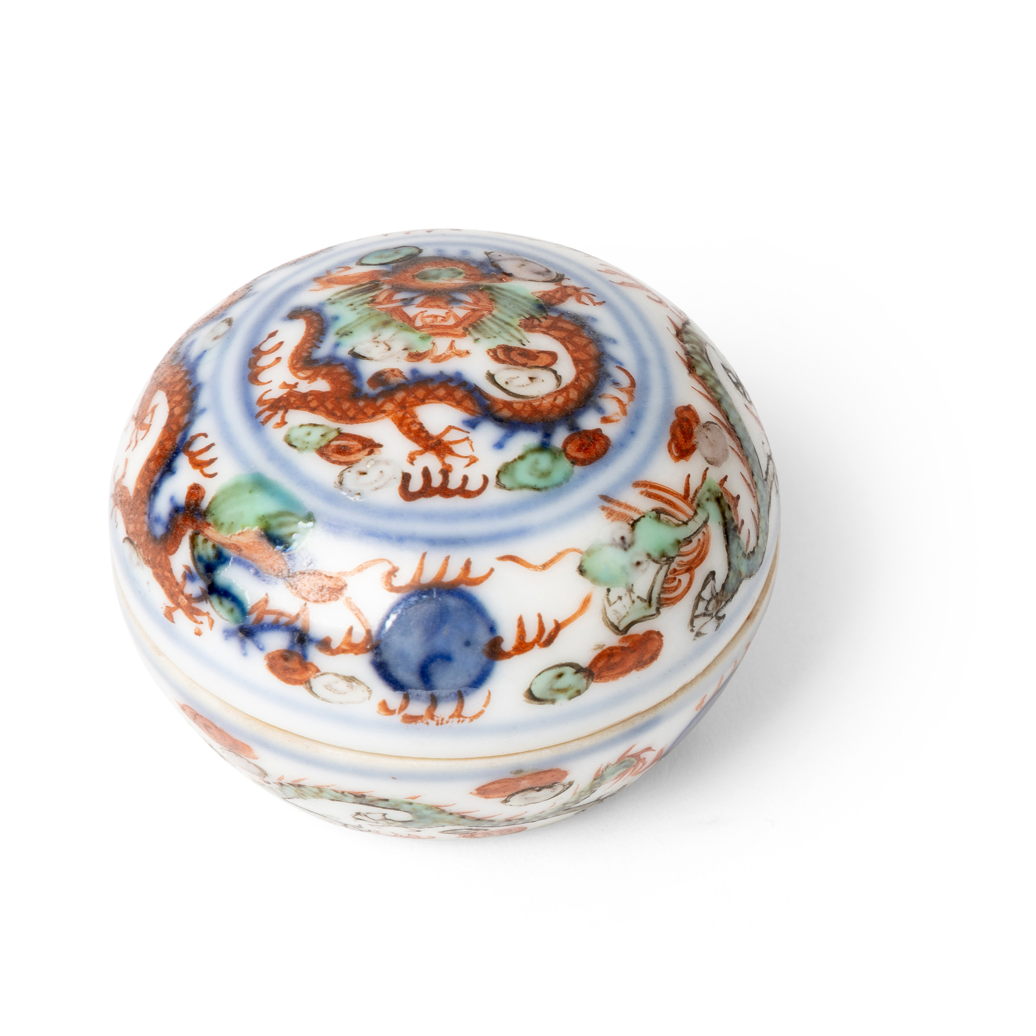 SMALL CHINESE WUCAI 'DRAGON' BOX AND COVER