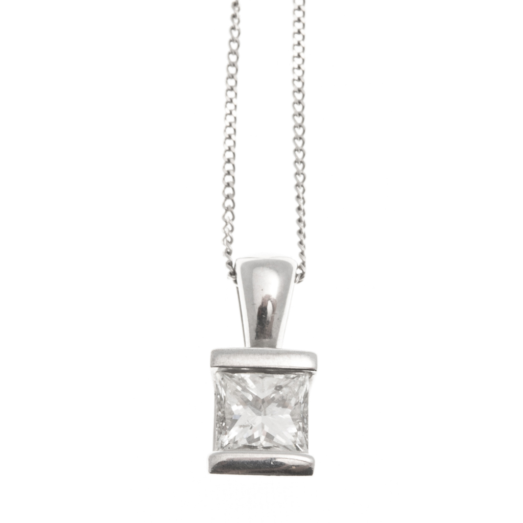ROX - A modern diamond set pendant