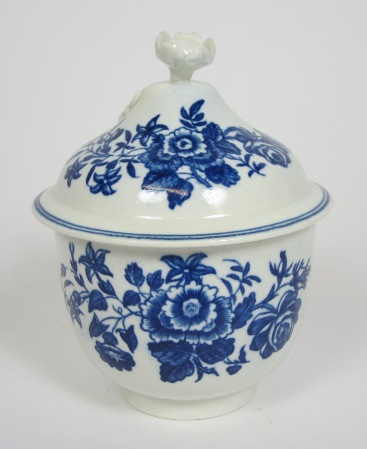 WORCESTER BLUE AND WHITE 'THREE FLOWERS' PATTERN CUP AND COVER