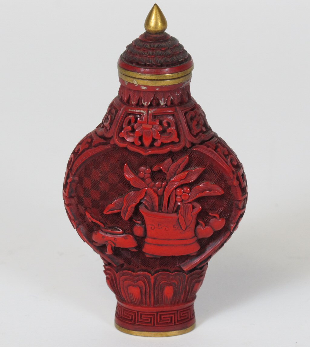 CHINESE CINNABAR LACQUER SNUFF BOTTLE AND STOPPER