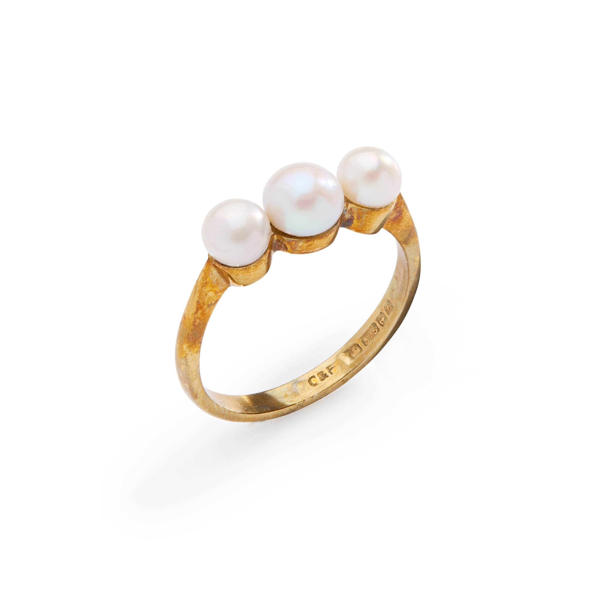 A 9CT GOLD THREE-STONE SCOTTISH FRESHWATER PEARL RING