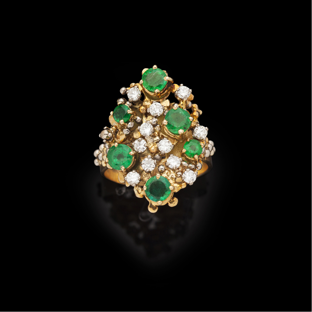 CHARLES DE TEMPLE - An emerald and diamond set ring