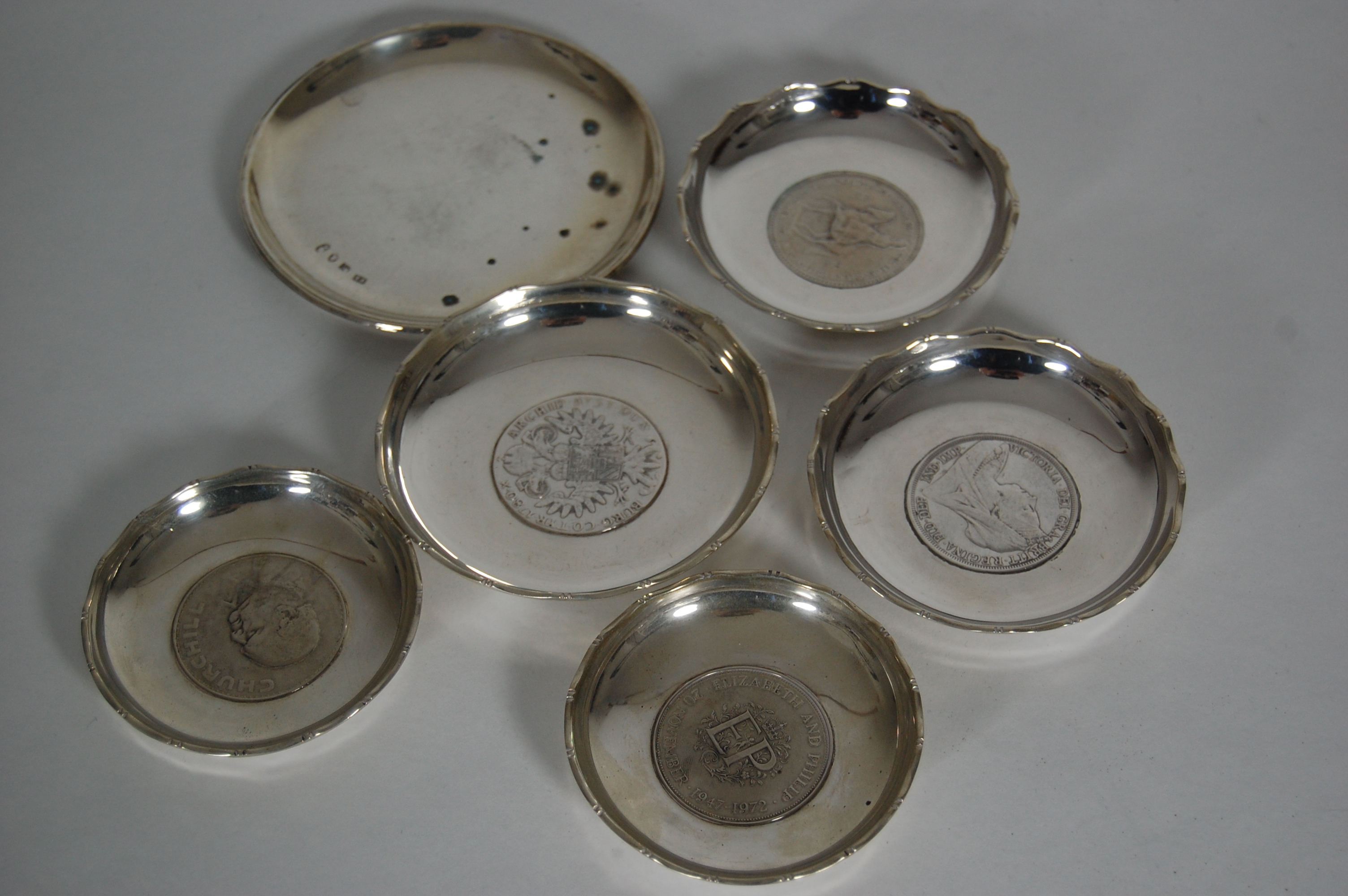 A group of small silver items