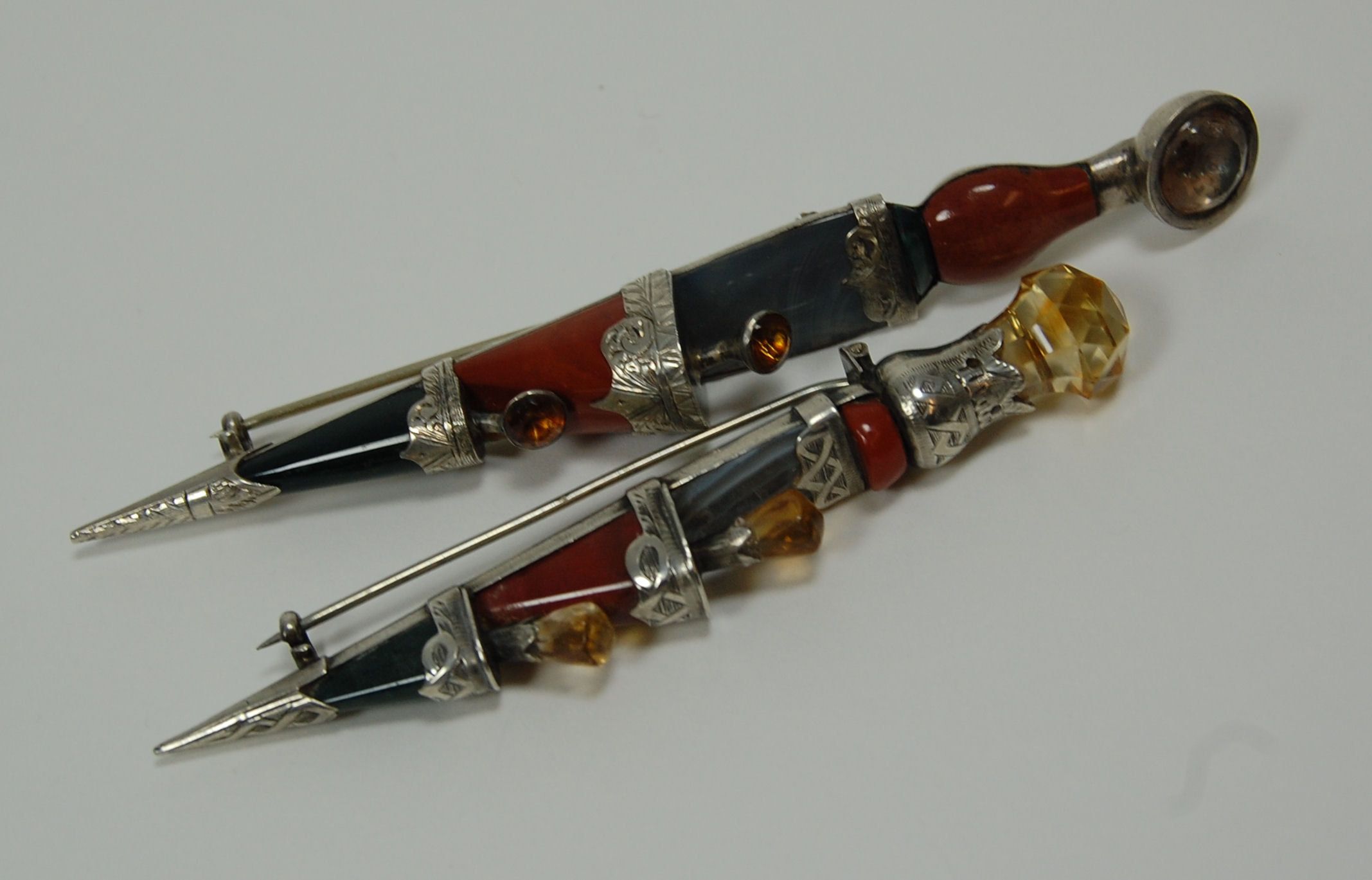 A Scottish market 'dirk' kilt pin