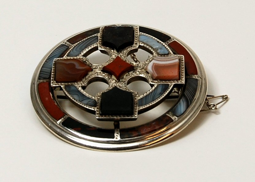 A large pebble penannular brooch