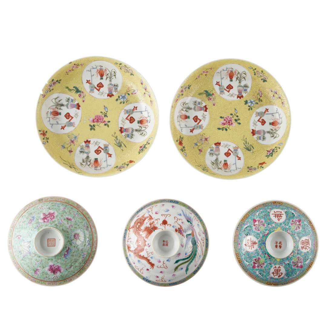 GROUP OF FIVE CHINESE FAMILLE ROSE WARES