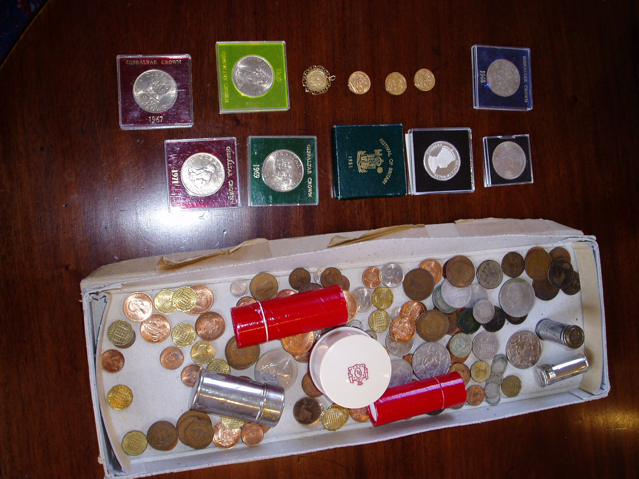 GB; Three Sovereigns, 1904, 1907, 1889, Half Sovereign 1910 (mounted)