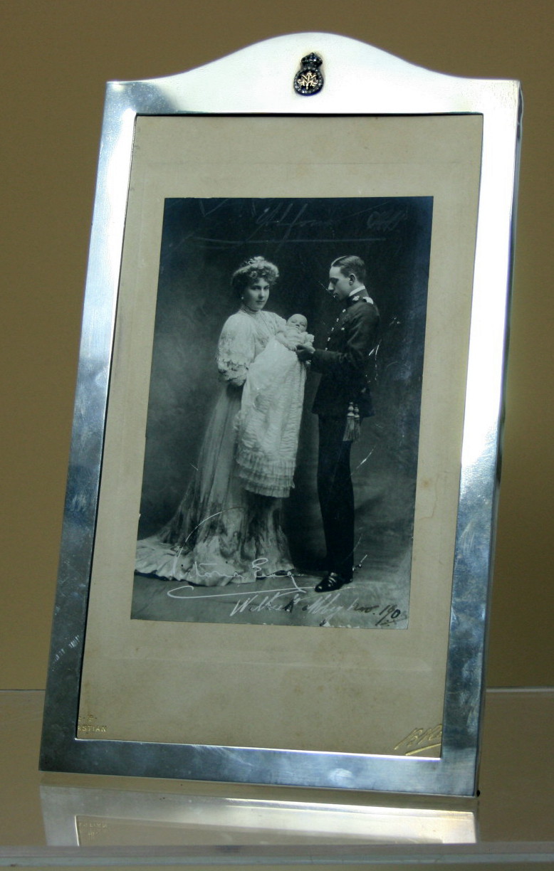 An Edwardian silver photograph frame