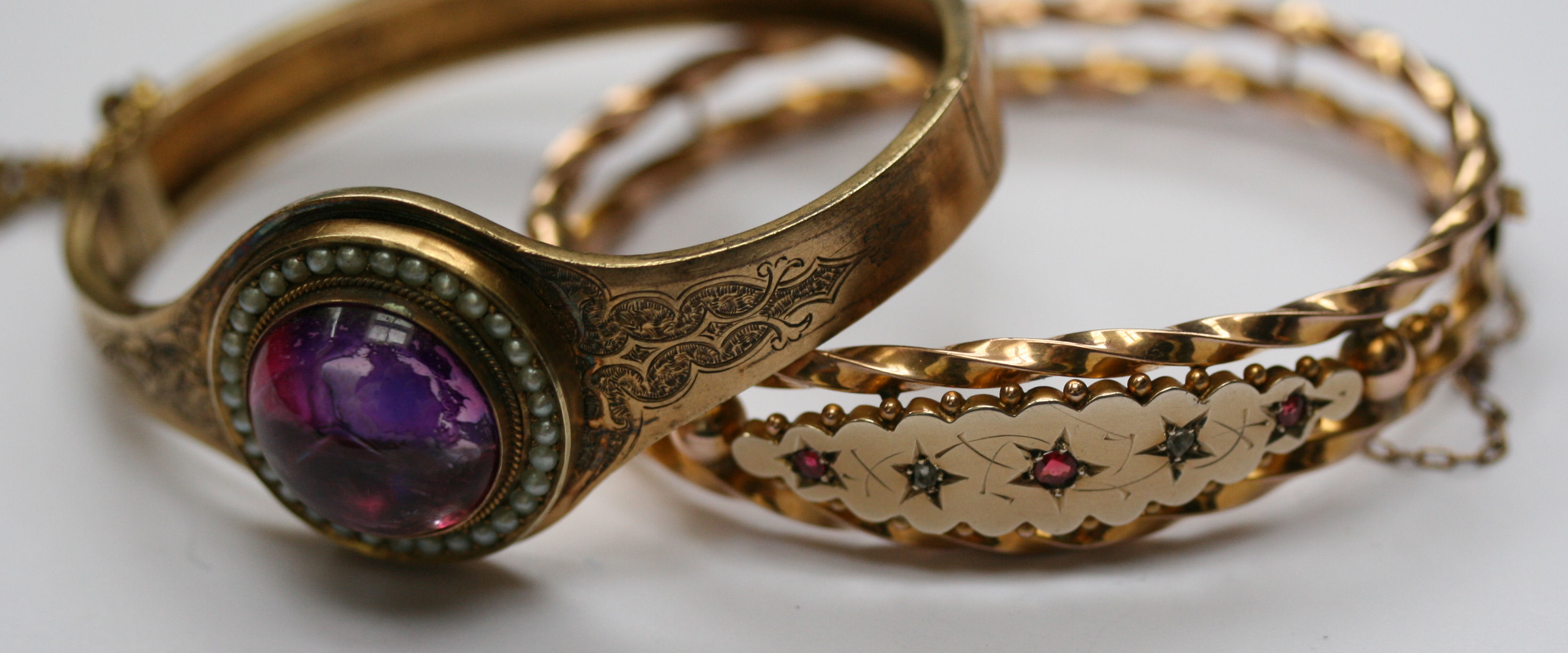An Edwardian 9ct gold gem set bangle