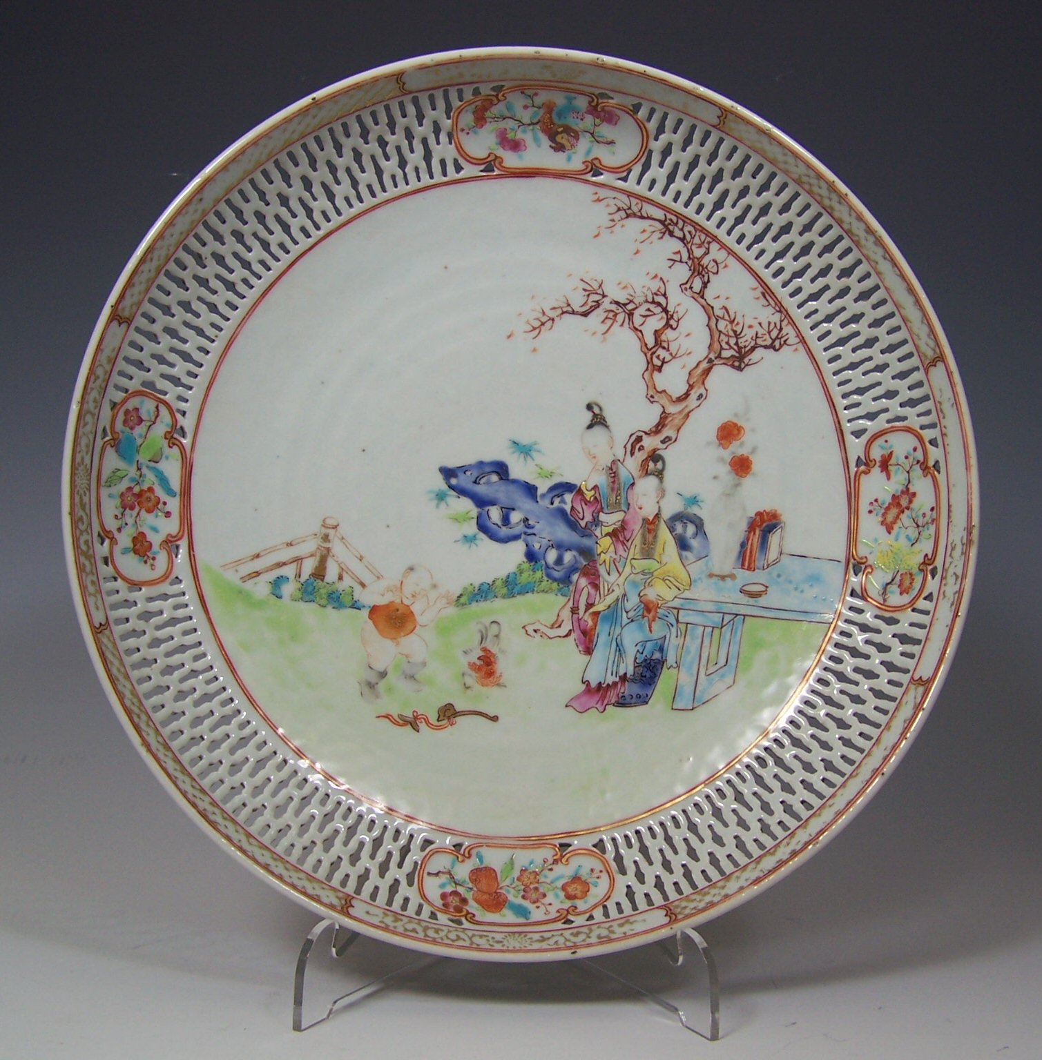 A Chinese famille rose circular dish,