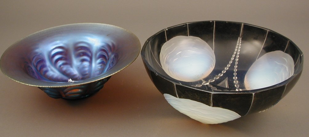A Sabino opalescent glass bowl