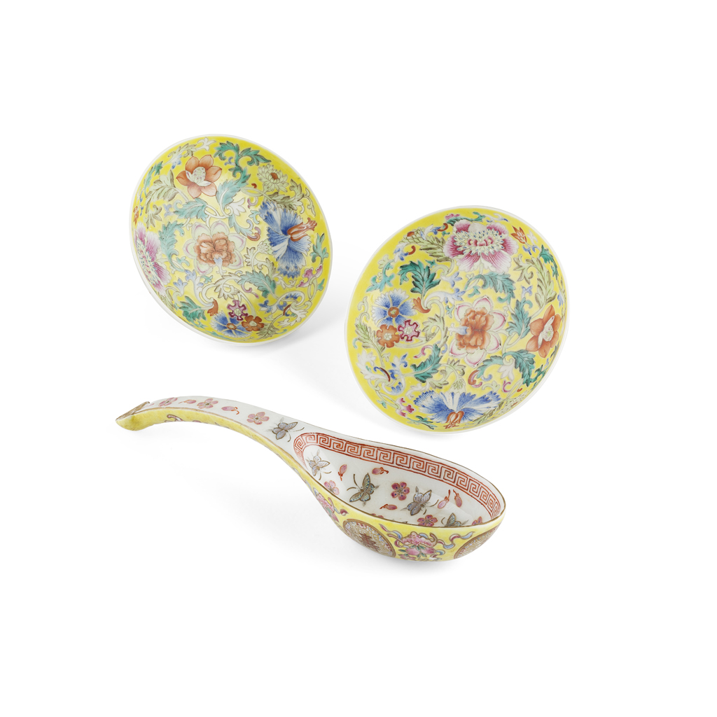 FAMILLE ROSE YELLOW-GROUND SPOON