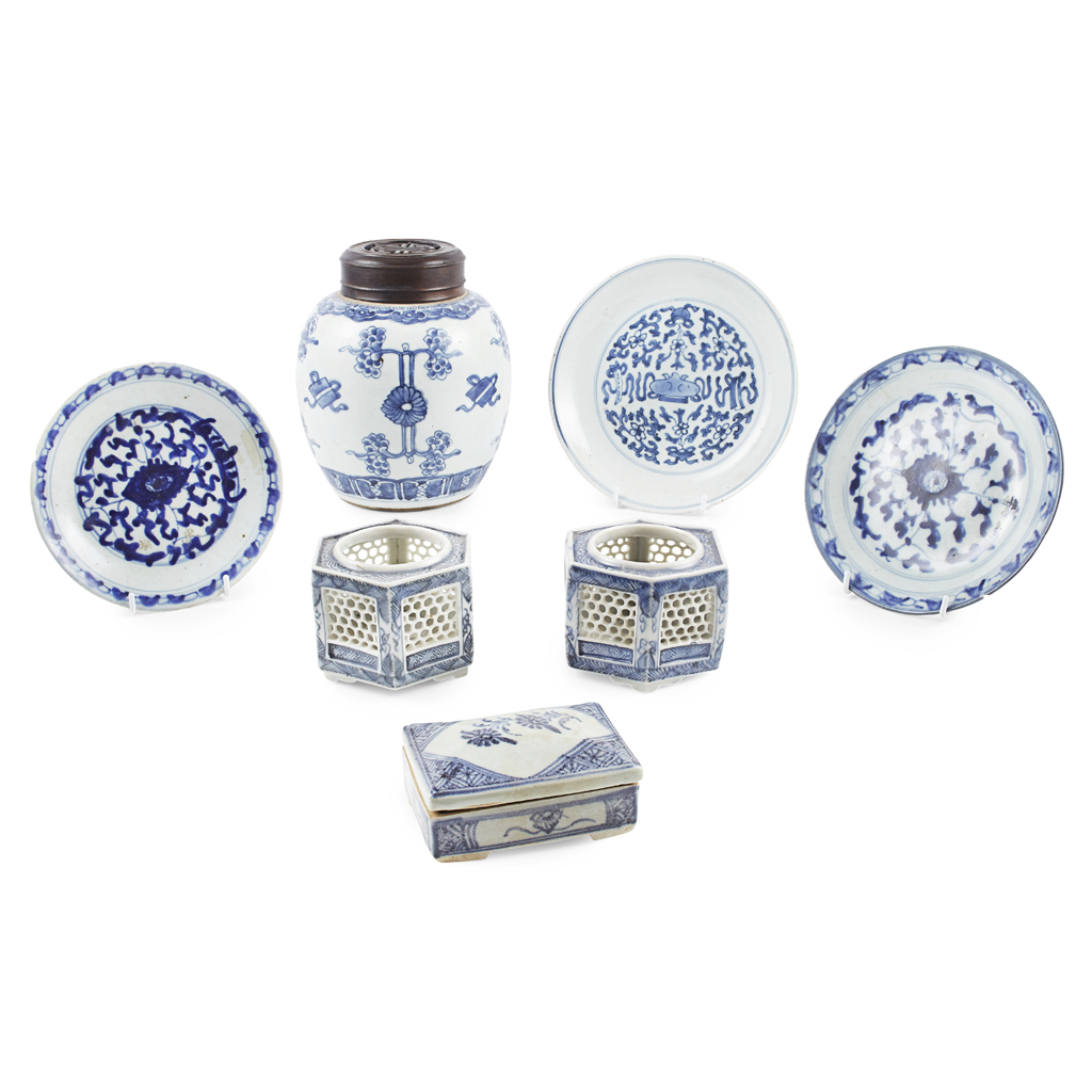 COLLECTION OF BLUE AND WHITE PORCELAIN