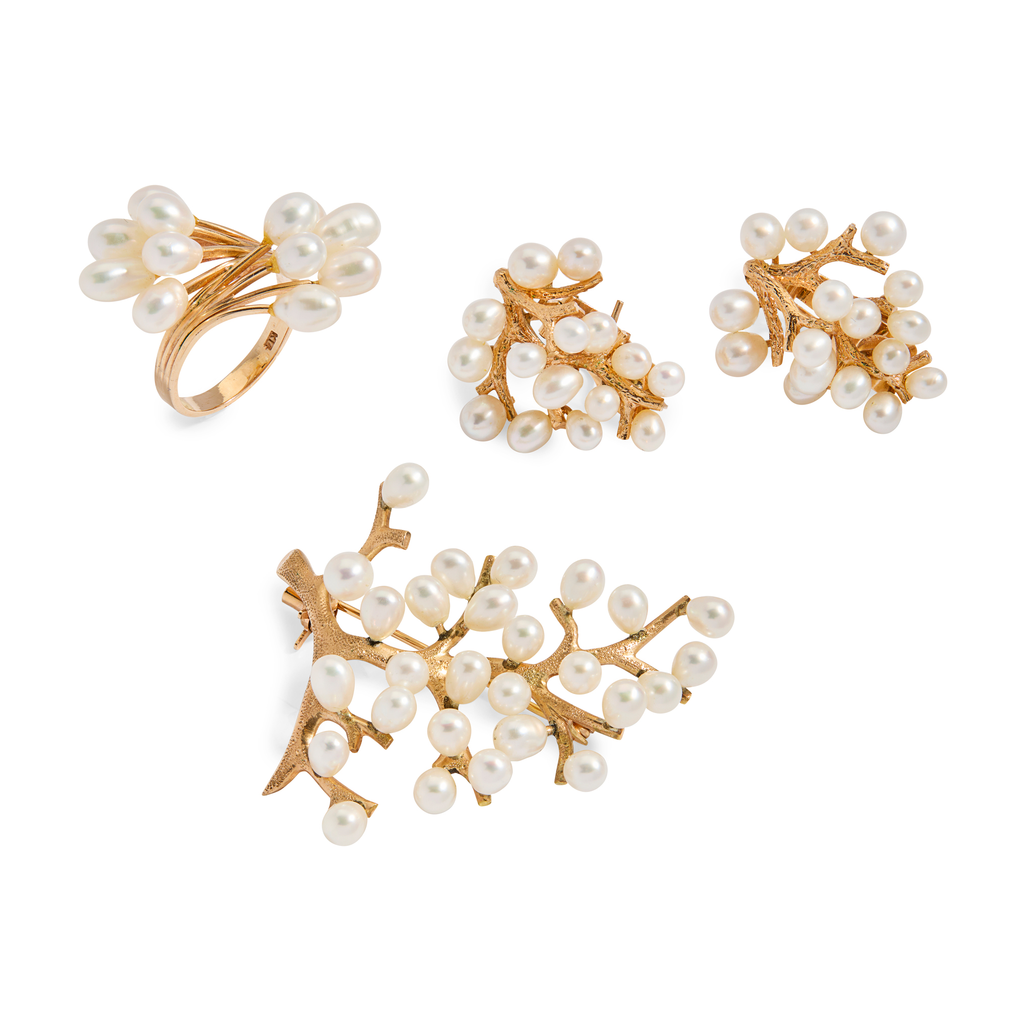 A suite of cultured freshwater pearl jewellery