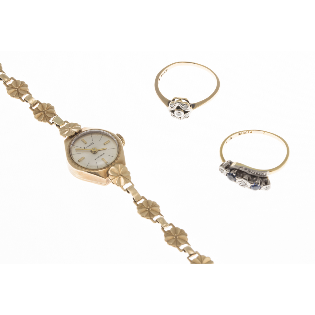 ACCURIST - A lady's 9ct gold wrist watch