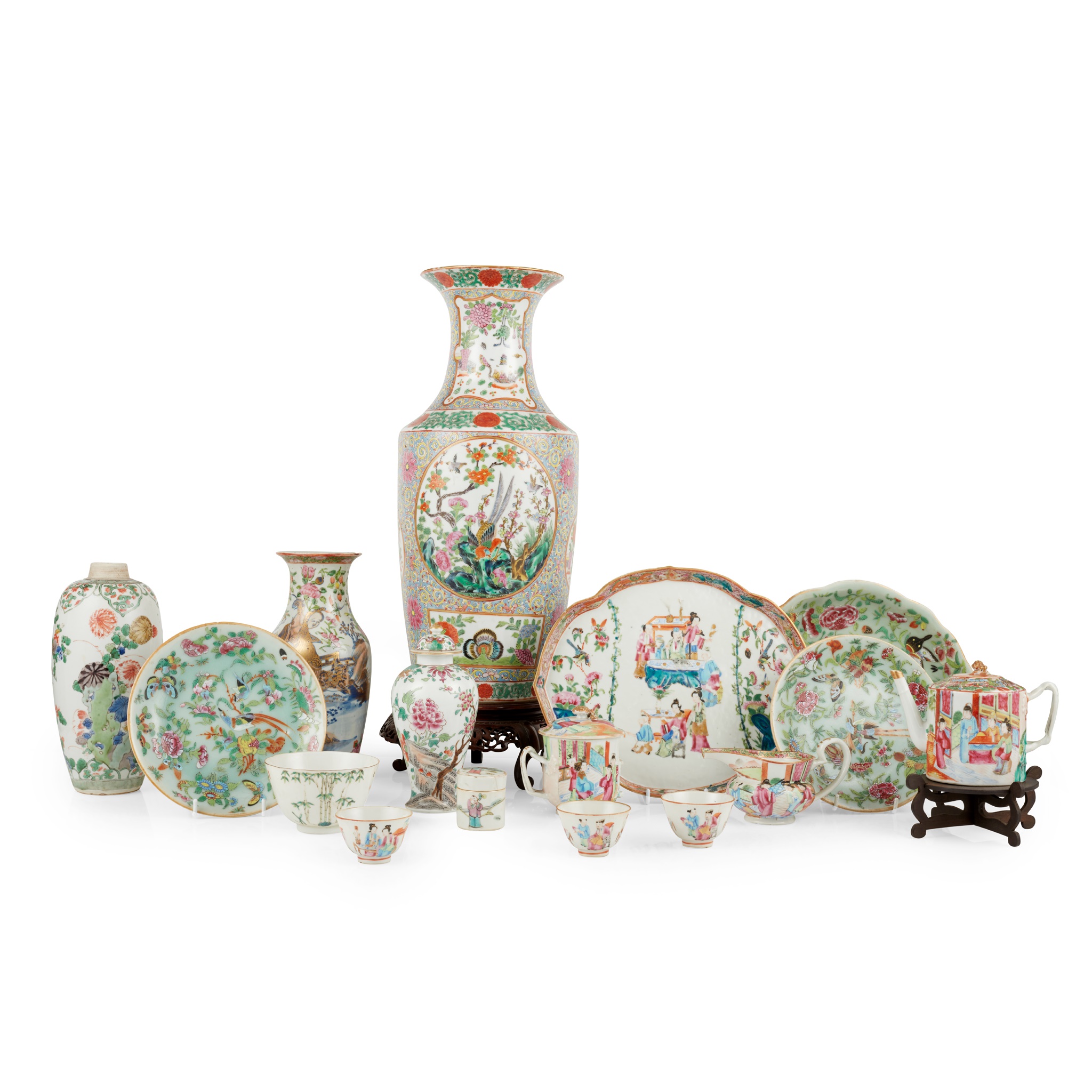 GROUP OF SIXTEEN FAMILLE ROSE AND VERTE WARES