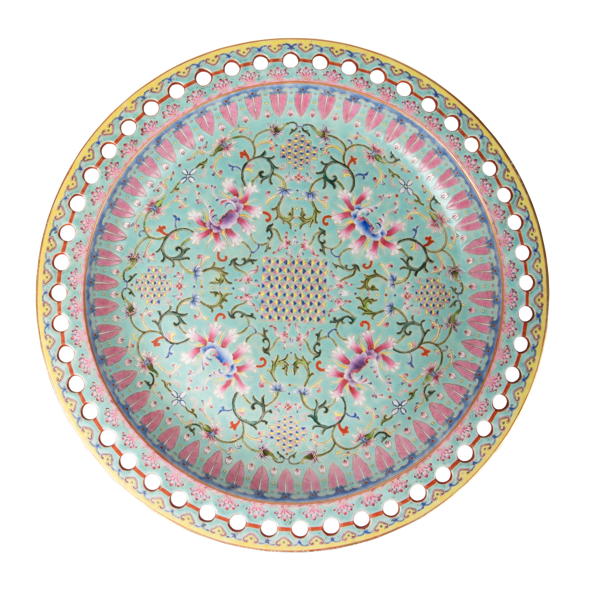 FAMILLE ROSE 'LOTUS' PLATE