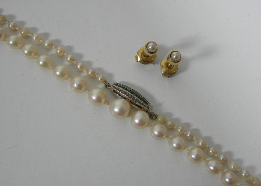 A graduated pearl necklace,