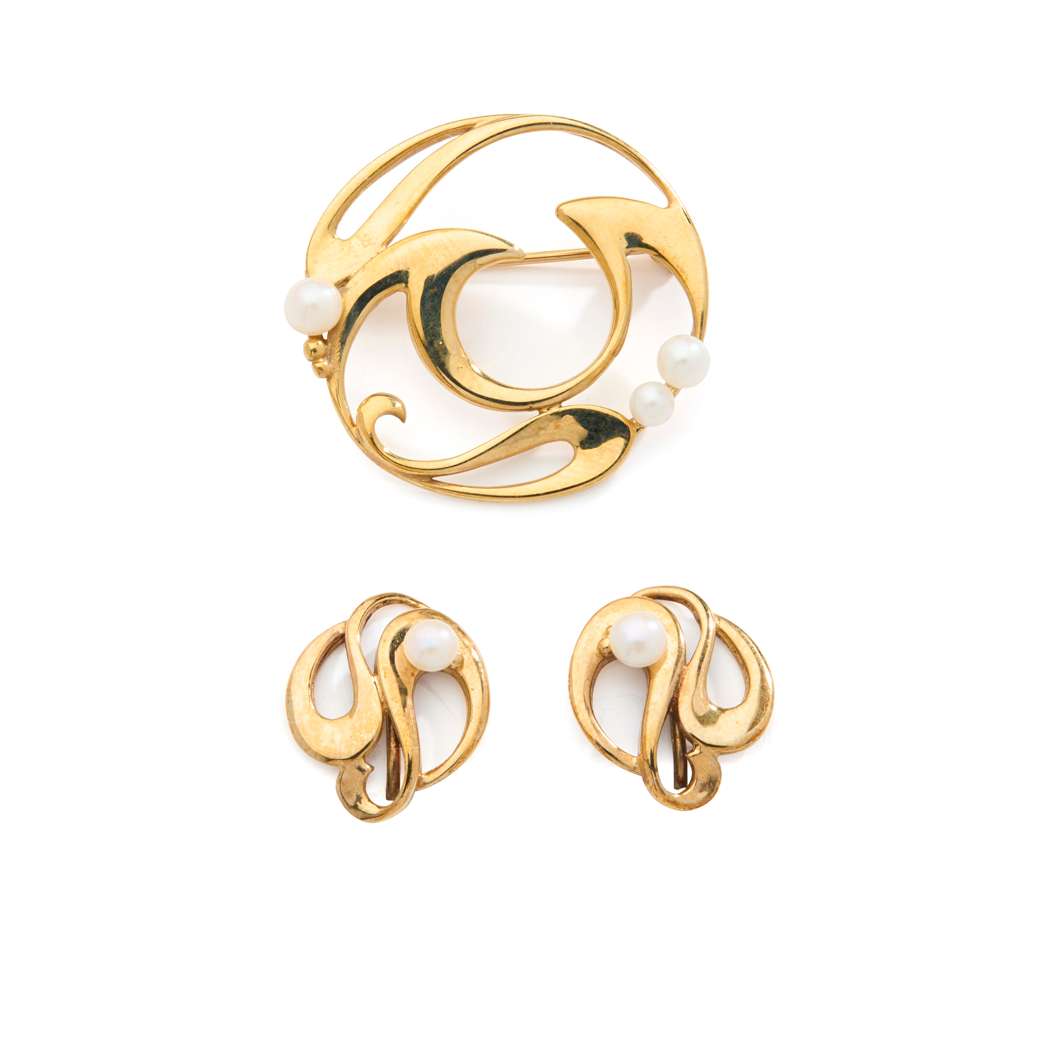 CAIRNCROSS OF PERTH: A 9CT GOLD SCOTTISH FRESHWATER PEARL 'LEOD' BROOCH AND EARRINGS
