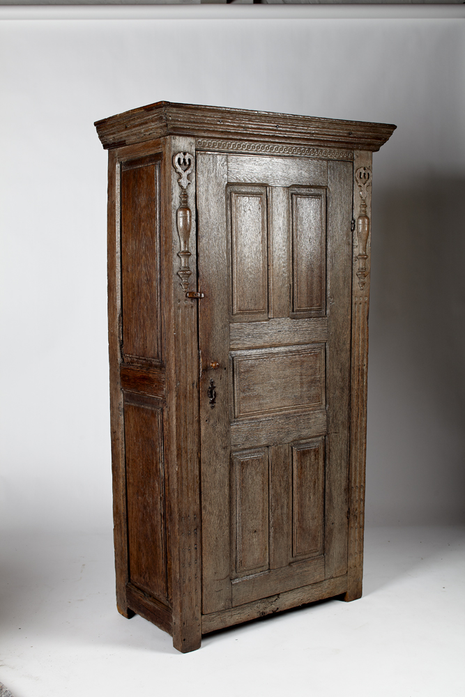 CONTINENTAL OAK CUPBOARD