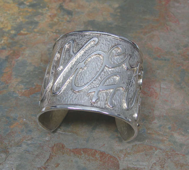 Hamilton & Inches - a contemporary silver bangle,