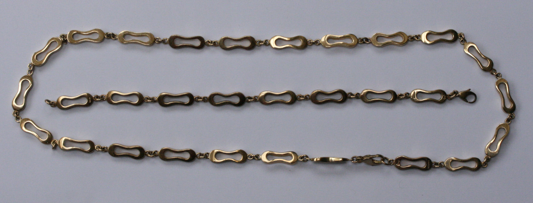 A matching 9ct gold necklace and bracelet