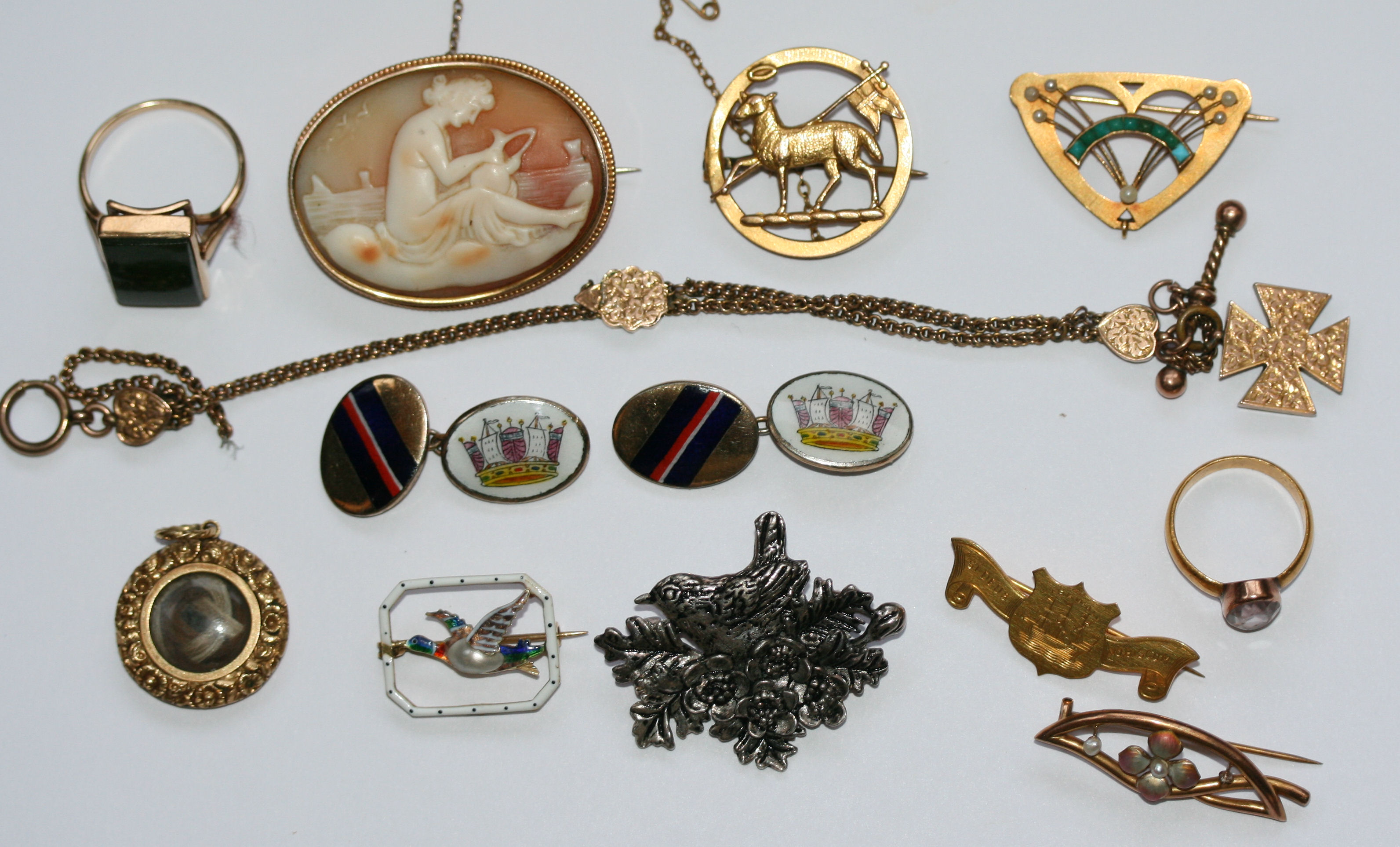 A collection of gold and other jewellery to include