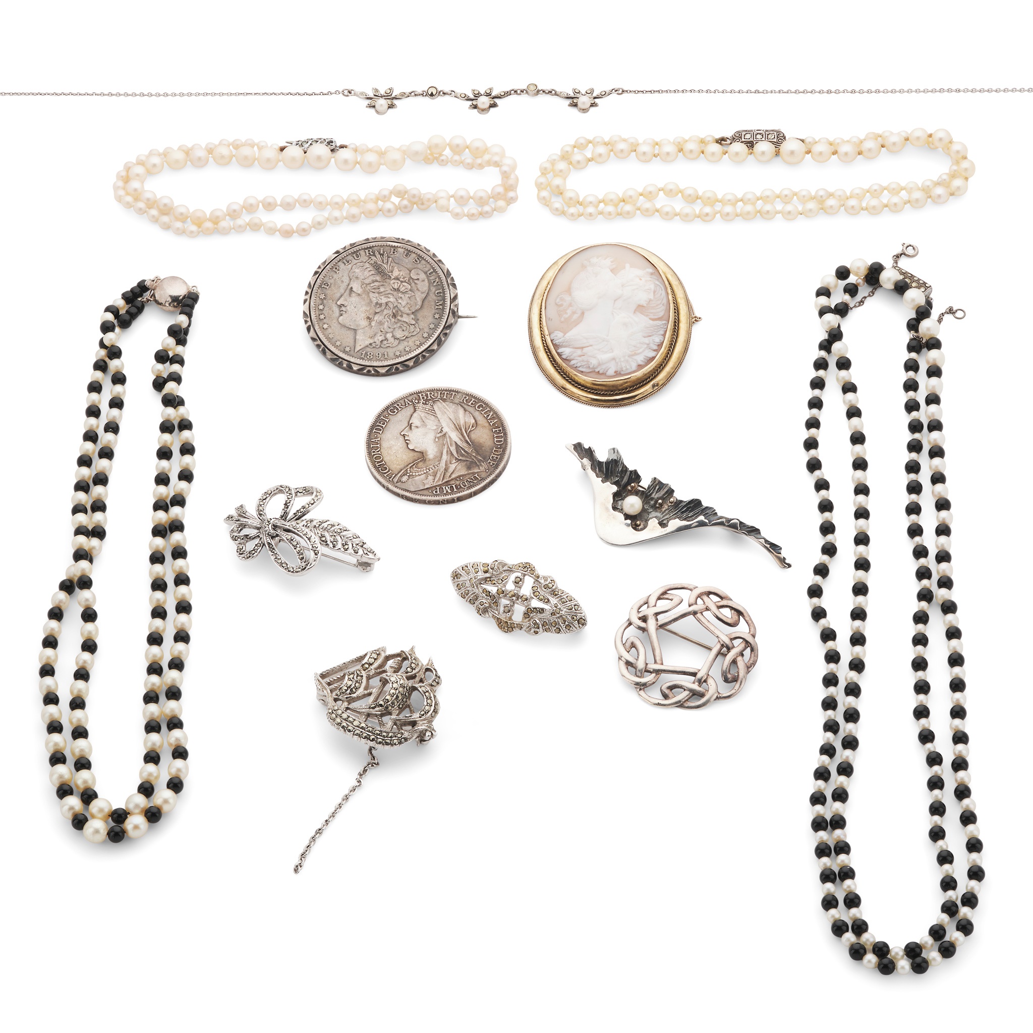 A collection of jewellery