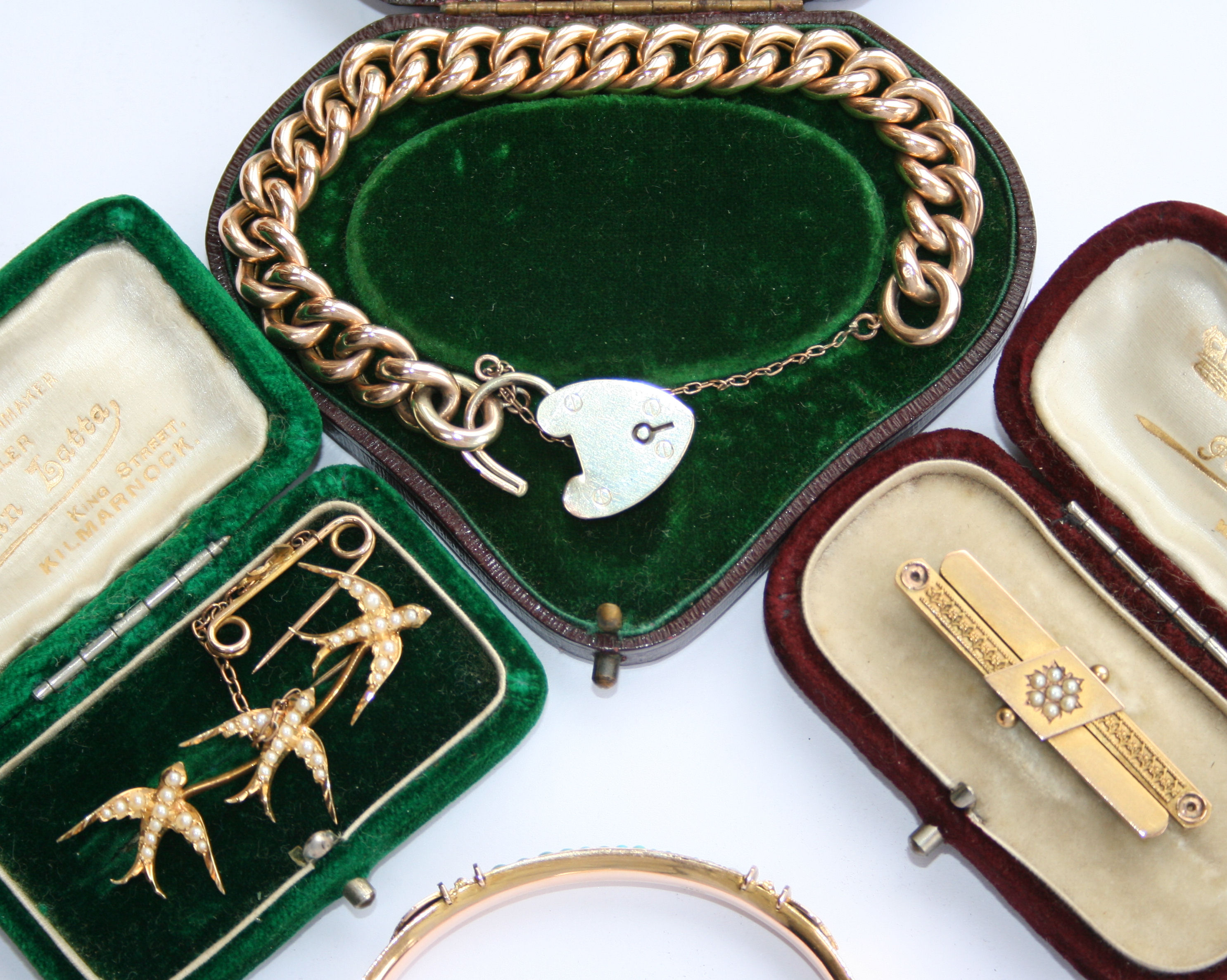 An Edwardian gold bracelet