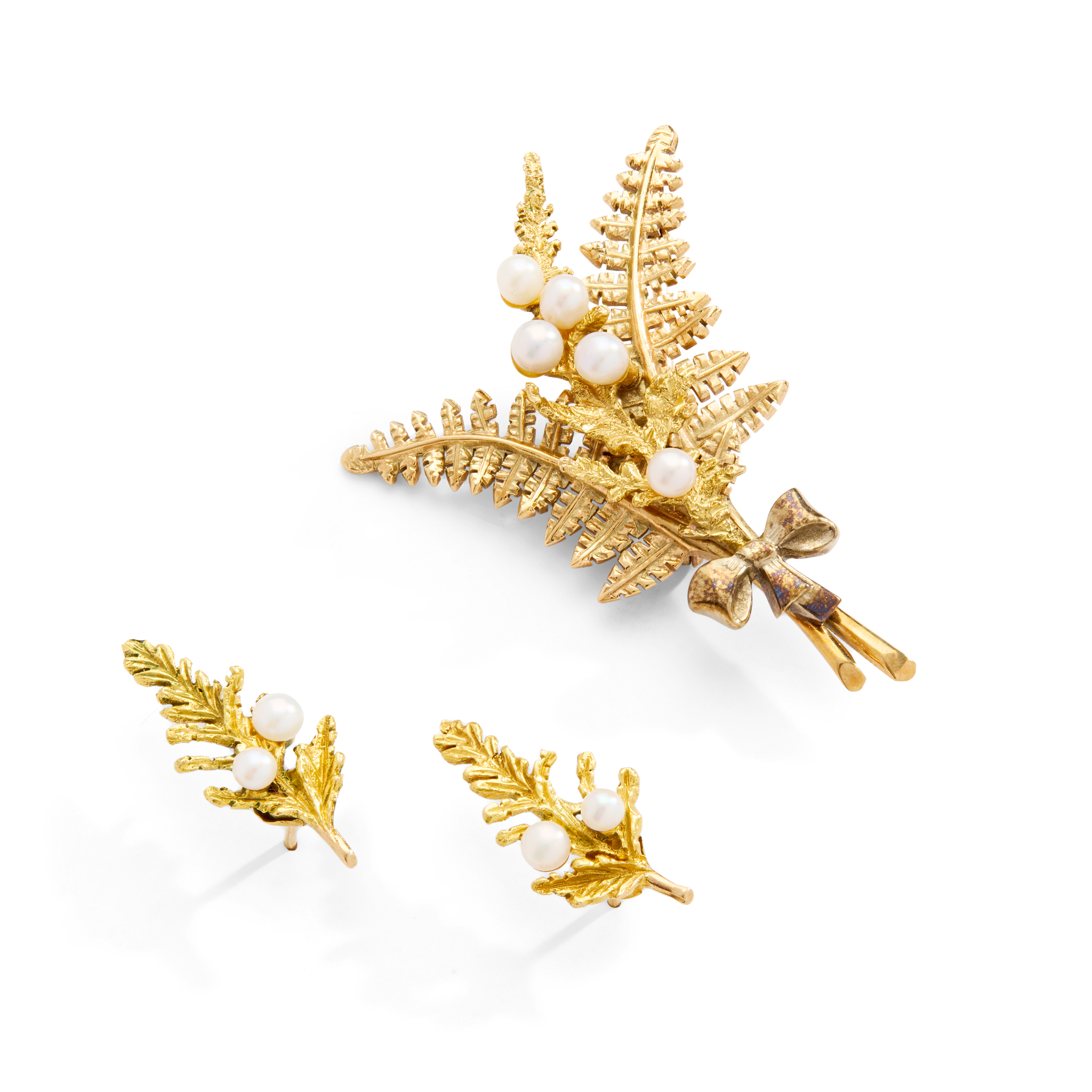 CAIRNCROSS OF PERTH: A 9CT GOLD SCOTTISH FRESHWATER PEARL 'FERN' BROOCH AND EARRINGS