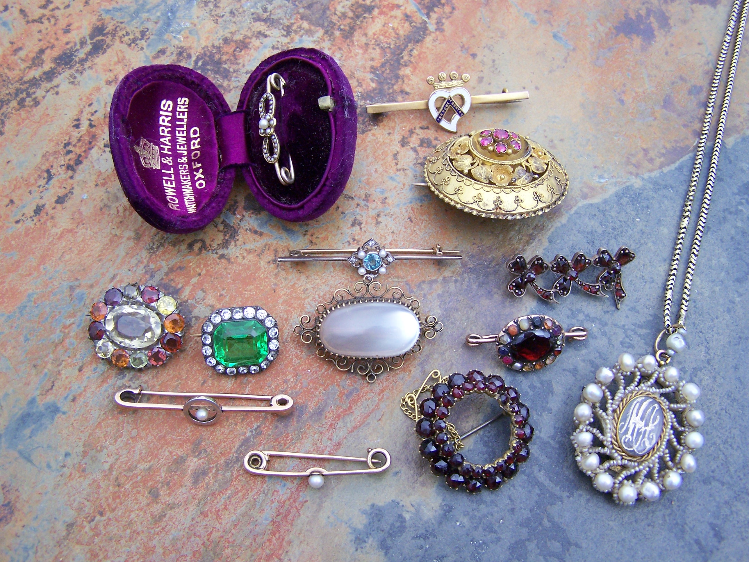 A collection of assorted brooches,