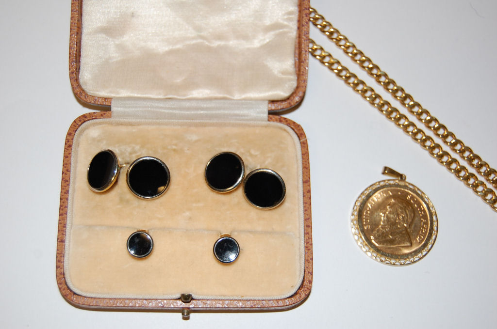 A 9ct gold mounted gentleman's dress set,