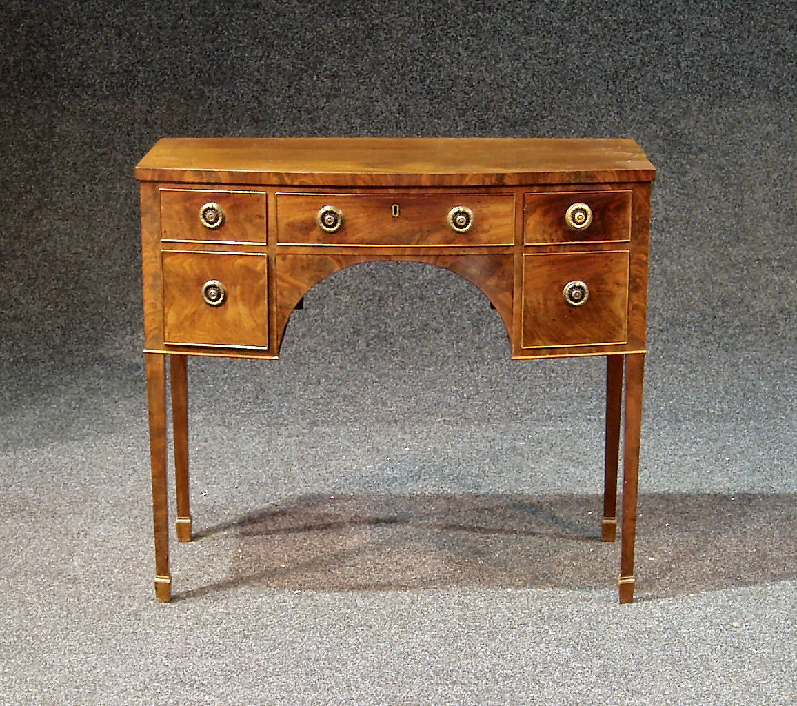 A Georgian style mahogany bowfront sideboard / dressing table