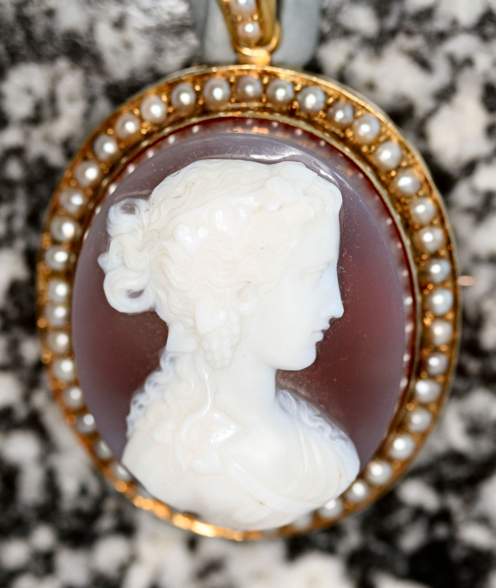 A late Victorian hardstone cameo and pearl set brooch/pendant,