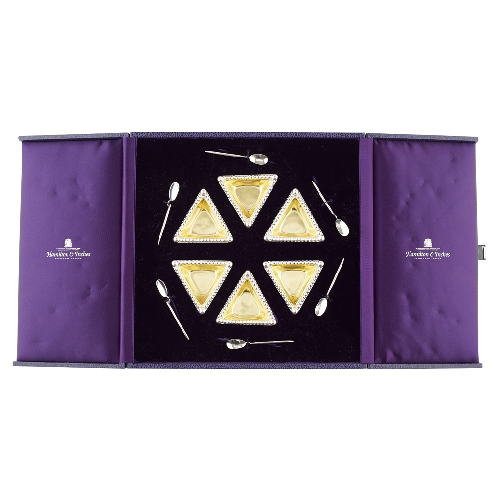 A MODERN CASED SET OF TRAPRAIN MINIATURE TRIANGULAR SALTS AND SPOONS