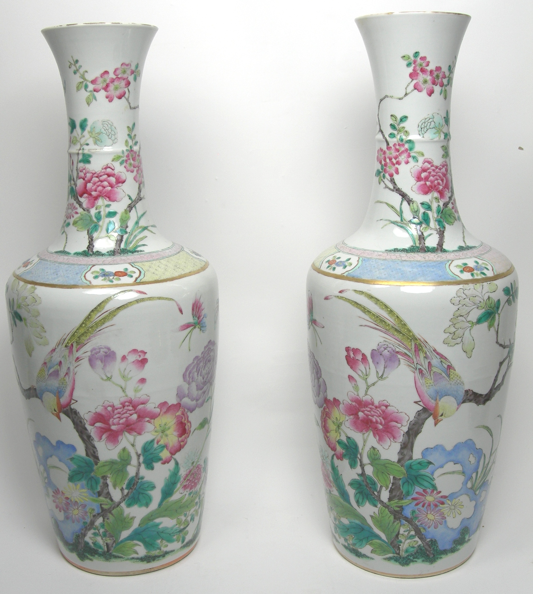 A pair of late 19th/early 20th century Chinese famille rose vases