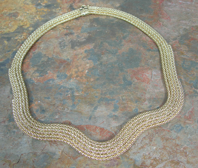 A modern 18ct gold necklace,