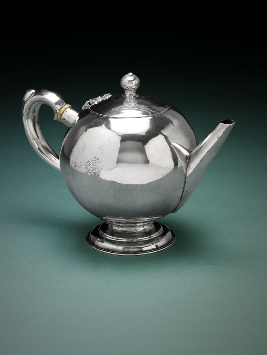 Aberdeen - a Scottish provincial bullet teapot