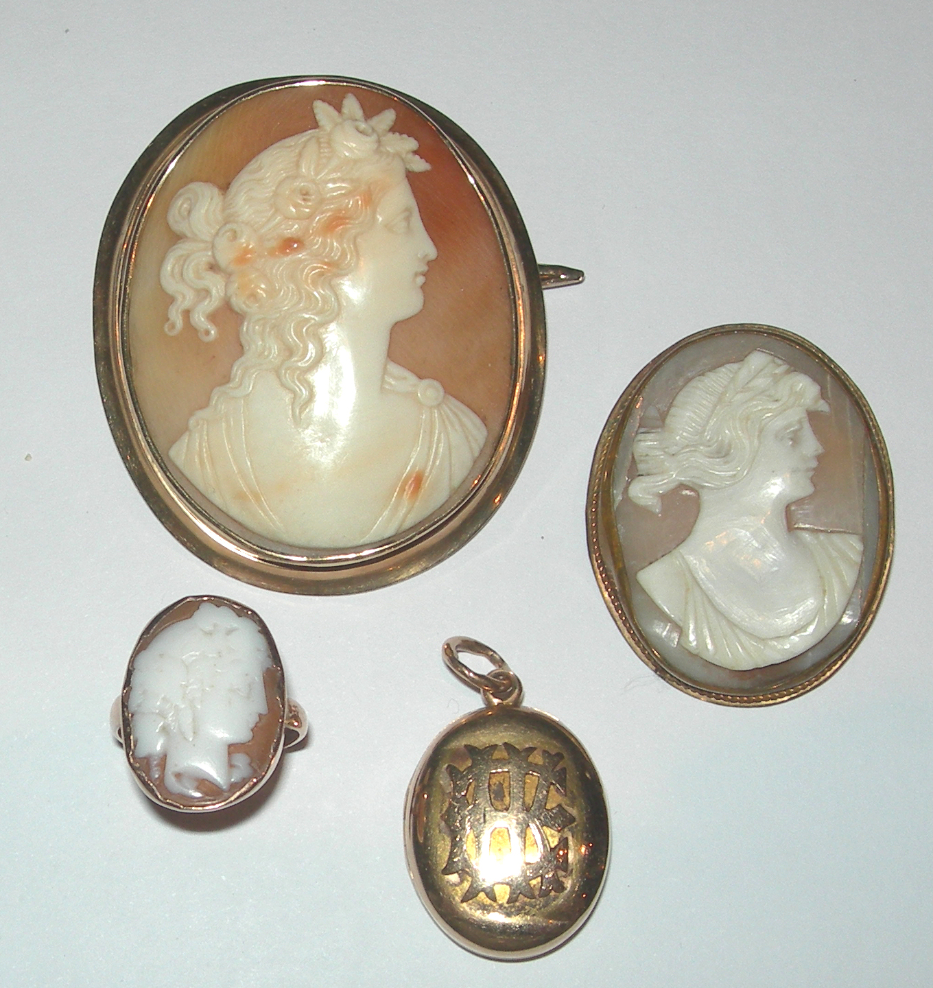 An Edwardian gold mounted oval shell cameo brooch